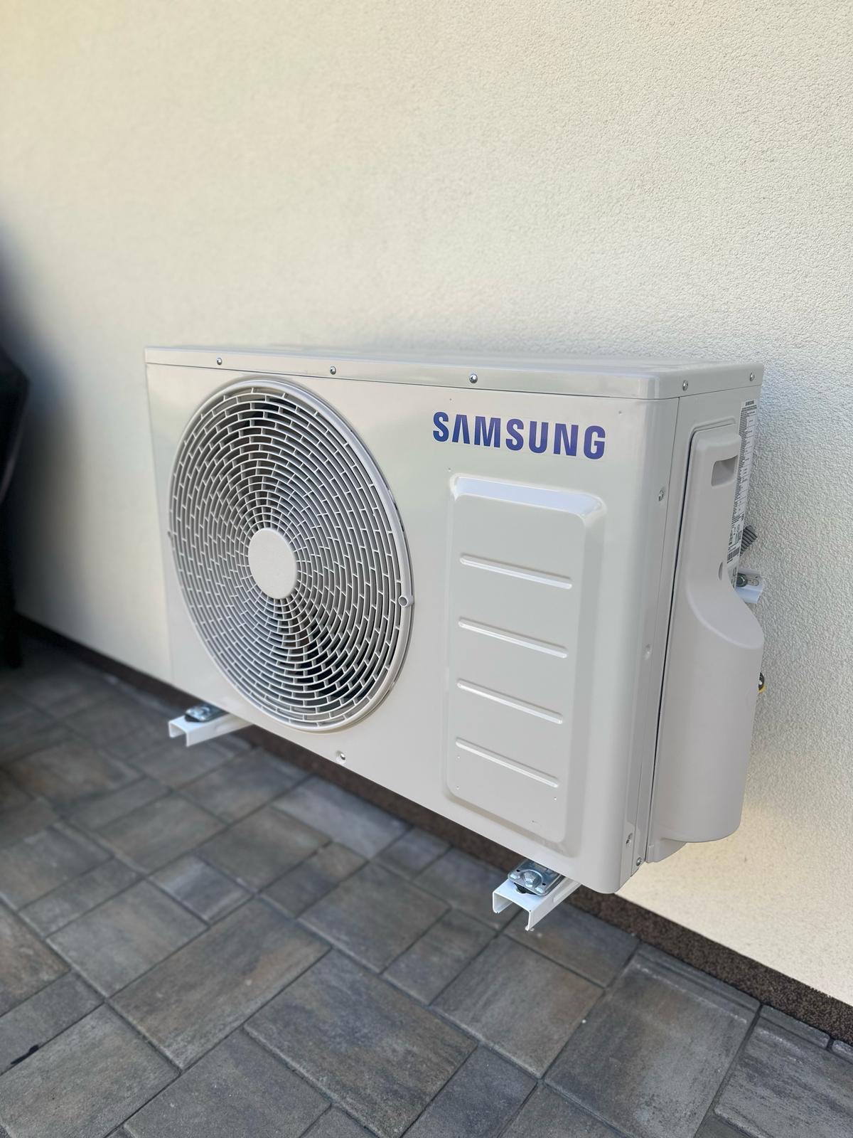 Vonkajšia jednotka klimatizácie Samsung namontovaná na fasáde domu.